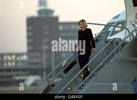 Hillary Clinton, épouse du président américain Bill Clinton, arrive à l'aéroport d'Heathrow pour les funérailles de Diana, princesse de Galles. Banque D'Images