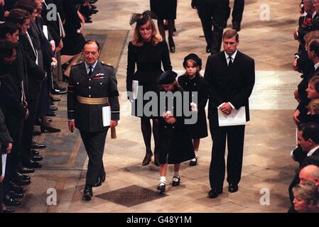 Funérailles de Diana, princesse de Galles, Londres, 6 septembre 1997 Express photo par John Downing, Sarah Ferguson, le Prince Andrew et filles dans l'abbaye de Westminster Banque D'Images