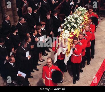 Funérailles de Diana, princesse de Galles, Londres, 6 septembre 1997 Express photo par John Downing le cercueil de Diana passe Pavarotti et petite amie dans l'abbaye de Westminster Banque D'Images