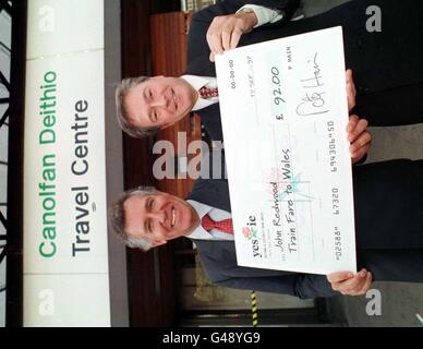 Peter Hain, ministre du Bureau gallois (à gauche), et Tony Banks, ministre des Sports, avec leur chèque de John Redwood à la gare de Cardiff aujourd'hui (lundi).Photo Barry Batchelor/PA. Banque D'Images