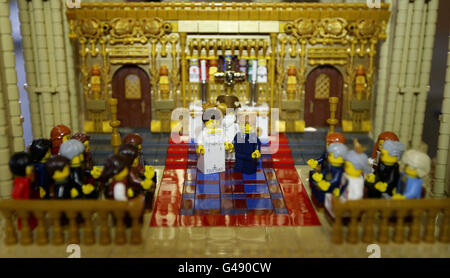 LEGO modèles du Prince William et Kate Middleton à l'autel à l'intérieur d'un modèle à l'échelle de l'abbaye de Westminster au Musée des sciences et de l'industrie (MOSI) à Manchester. Banque D'Images