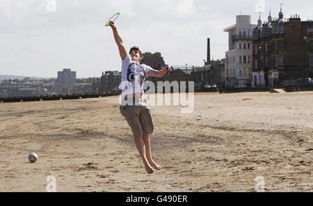 Un membre du public sur Portobello Beach près d'Édimbourg, en Écosse, alors que le temps chaud continue à travers le Royaume-Uni. Banque D'Images