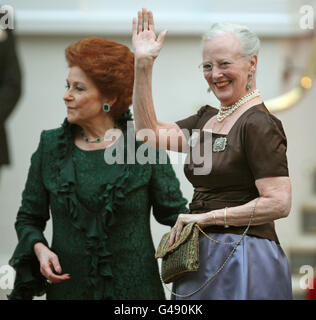 Lady Elizabeth Anson (à gauche) et la reine Margrethe II du Danemark arrivent à l'hôtel Mandarin Oriental, dans le centre de Londres pour une réception à la veille du mariage royal. Banque D'Images