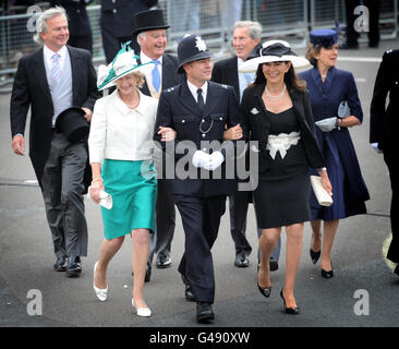 Un policier accompagne aujourd'hui les invités arrivant au mariage du prince William et de Kate Middleton à l'abbaye de Westminster à Londres. Banque D'Images