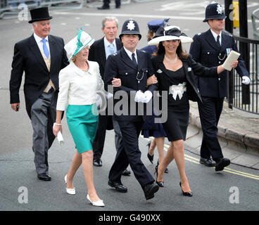 Un policier accompagne aujourd'hui les invités arrivant au mariage du prince William et de Kate Middleton à l'abbaye de Westminster à Londres. Banque D'Images