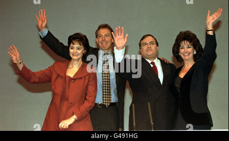 Les chefs syndicaux et les épouses branle Au revoir à la fin de la conférence du parti de cette année, à Brighton. De gauche à droite : Cherie Booth, PM Tony Blair, PM adjoint John Prescott et épouse Pauline. Photo de Fiona Hanson/PA Banque D'Images