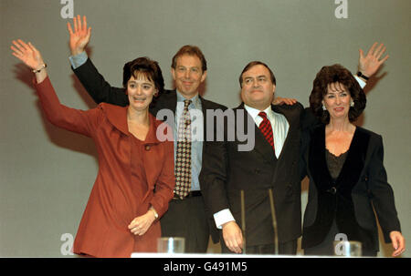 Les dirigeants syndicaux et les épouses dites adieu à la fin de cette année, la conférence des parties, à Brighton. De gauche à droite : Cherie Booth, PM Tony Blair, vice-premier ministre John Prescott et épouse Pauline. Banque D'Images