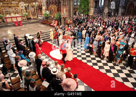 Le prince William et sa nouvelle épouse Kate descendent dans l'allée de l'abbaye de Westminster, à Londres, après leur mariage. Banque D'Images