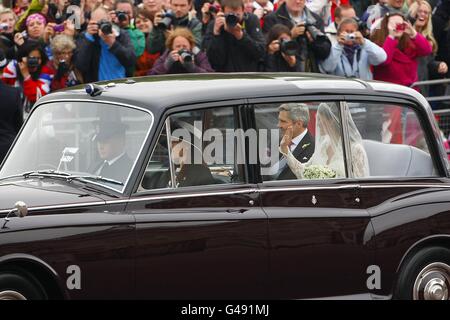 Kate Middleton, avec son père Michael, se rend à l'abbaye de Westminster pour son mariage avec le prince William. Banque D'Images