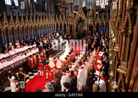 Le prince William et sa nouvelle épouse Kate descendent dans l'allée de l'abbaye de Westminster, à Londres, après leur mariage. Banque D'Images