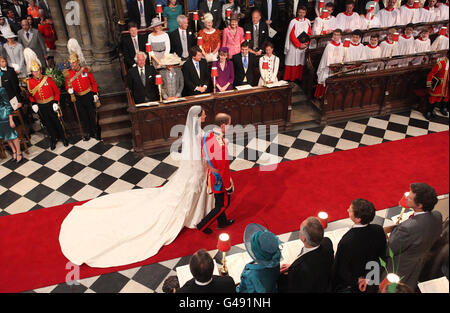 Le prince William et sa nouvelle épouse Kate descendent dans l'allée de l'abbaye de Westminster, à Londres, après leur mariage. Banque D'Images