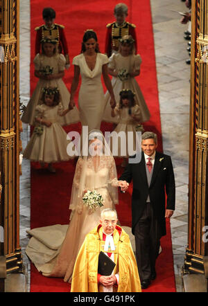 La mariée Kate Middleton descend l'île avec le père Michael à l'abbaye de Westminster pour son mariage avec le prince William. Banque D'Images