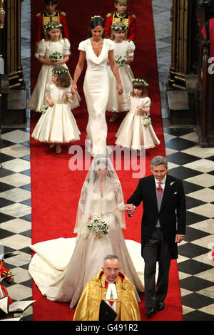 La mariée Kate Middleton descend l'île avec le père Michael à l'abbaye de Westminster pour son mariage avec le prince William. Banque D'Images