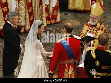 L'archevêque de Canterbury Rowan Williams (en haut à droite), épouse le prince William (deuxième à droite), et Kate Middleton (deuxième à gauche), comme Michael Middleton, le père de Kate Middleton, (à gauche), et le meilleur homme prince Harry, (à droite), regardez pendant le service de mariage à l'abbaye de Westminster au mariage royal à Londres. Banque D'Images