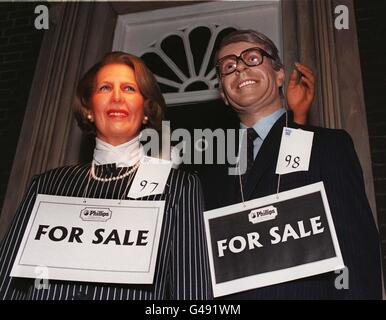 Fin de la route pour deux personnalités politiques bien connues. Les premiers ministres conservateurs Margaret Thatcher et John Major vont sous le coup de leur chef de parti pour Blackpool et leur Conférence annuelle. Le Waxwork Museum de York ferme ses portes et les encanteurs Phillips vendront tout le contenu, y compris plus de 60 personnages célèbres dans le monde. Quiconque souhaite acheter Mme Thatcher ou M. Major peut s’attendre à payer entre 1 et 2 mille livres. Photo John Giles.PA. Banque D'Images