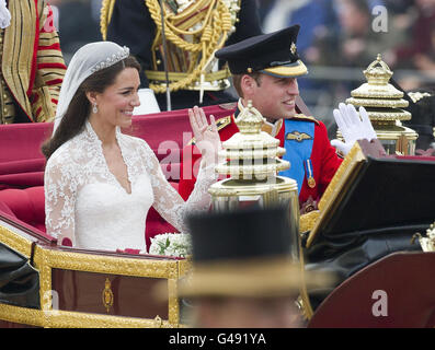 Le prince William et sa nouvelle femme Kate se rendent au palais de Buckingham après leur cérémonie de mariage à l'abbaye de Westminster. Banque D'Images