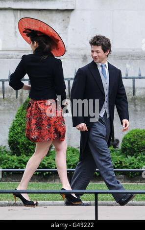 Sam Waley-Cohen (à droite) et Annabel Ballin arrivent à l'abbaye de Westminster avant le mariage entre le Prince William et Kate Middleton. Banque D'Images