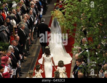 Kate Middleton (en haut R) arrive avec son père Michael (en haut L) à l'abbaye de Westminster, suivie de sa sœur et de Maid of Honor Pippa Middleton (C) et de demoiselles d'honneur pour son mariage au prince William de Grande-Bretagne dans le centre de Londres. Banque D'Images