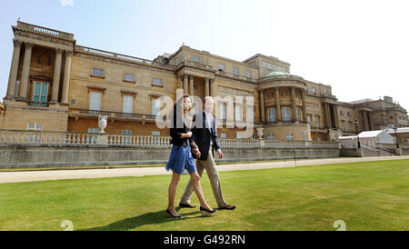 Le duc et la duchesse de Cambridge marchent main dans la main depuis Buckingham Palace à Londres le lendemain de leur mariage. Banque D'Images