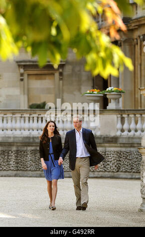 Le duc et la duchesse de Cambridge marchent main dans la main depuis Buckingham Palace à Londres le lendemain de leur mariage. Banque D'Images