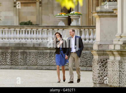 Le duc et la duchesse de Cambridge marchent main dans la main depuis Buckingham Palace à Londres le lendemain de leur mariage. Banque D'Images