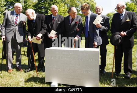 Robin Gibb (cinquième à gauche) rejoint les anciens combattants du commandement de la RAF Bomber (de gauche à droite) John L Cox, Gordon Mellor, Alf Hubrerman, Michael Beetham, Doug Radcille et Bill McFadden, lors de la cérémonie de pose de la pierre de fondation du Mémorial du commandement de la bombe à Green Park, Londres. Banque D'Images