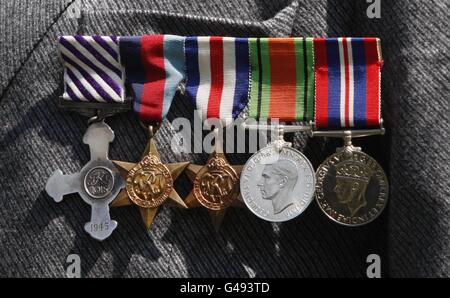 Un gros plan de John L Cox, ancien commandant de la RAF, y compris la Croix volante distinguée (à gauche), lors de la cérémonie de pose de la pierre de fondation du Mémorial du commandement des bombardiers à Green Park, Londres. Banque D'Images