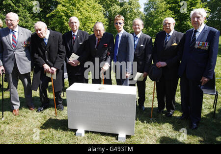 Robin Gibb (cinquième à gauche) rejoint le commandement de la RAF Bomber Veterans (de gauche à droite) John L Cox, Gordon Mellor, Alf Hubrerman, Michael Beethham, Doug Radcille, Bill McFadden et Tony Iverson, lors de la cérémonie de pose de la pierre de fondation du Mémorial du commandement des bombardiers à Green Park, Londres. Banque D'Images