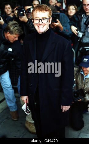 PA NEWS PHOTO 4/11/97 DJ Radio et présentateur de télévision Chris Evans arrive à l'hôtel Park Lane, Londres pour la Q Awards 1997 Banque D'Images