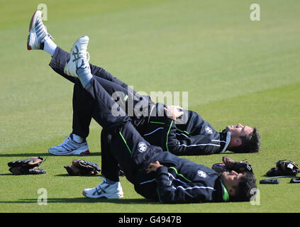 Kevin Pietersen de Surrey (en haut) pendant la séance d'échauffement avant le match Banque D'Images