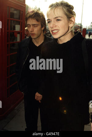 PA NEWS PHOTO 4/11/97 Radio DJ et présentatrice TV Zoe Ball arrive à l'hôtel Park Lane, Londres pour la Q Awards 1997 Banque D'Images