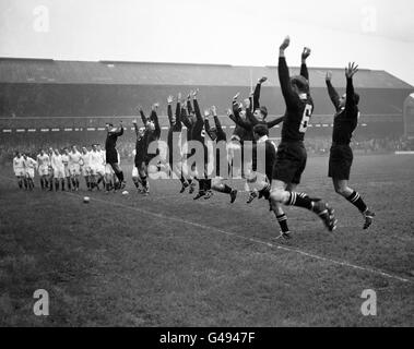 L'équipe de services combinés regarde alors que les joueurs néo-zélandais exécutent le Haka (forme de danse traditionnelle des Maoris de Nouvelle-Zélande) avant le coup d'envoi. Banque D'Images