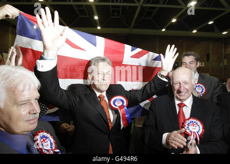 Peter Robinson, chef du DUP, célèbre son élection à East Belfast au centre Ards Leisure. Banque D'Images