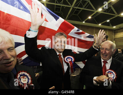 Peter Robinson, chef du DUP, célèbre son élection à East Belfast au centre Ards Leisure. Banque D'Images