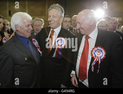 Peter Robinson, chef du DUP, célèbre son élection à East Belfast au centre Ards Leisure. Banque D'Images