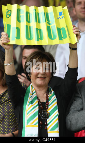Delia Smith, actionnaire majoritaire de Norwich City, avant le match de championnat de la npower football League à Carrow Road, Norwich. Banque D'Images