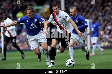 Edin Dzeko de Manchester City (au centre) en action avec Phil d'Everton Jagielka (gauche) Banque D'Images