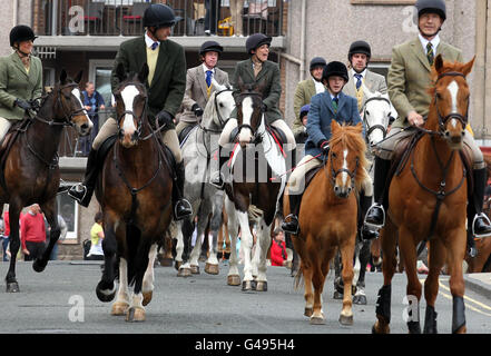 Les chevaux et leurs cavaliers traversent les rues de Hawick lors de la première sortie de la Hawick Common-Riding. Le Cornet et ses partisans se rendent sur leurs sorties, qui les voient visiter les villages et les fermes environnants. Cependant, le trajet principal - habituellement deux semaines avant le week-end de Common-Riding - est le trajet de vingt-quatre miles jusqu'à Mosspaul et retour. Banque D'Images