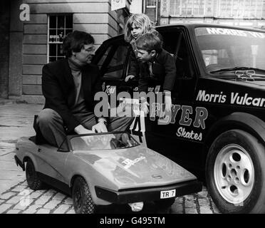 John Morris, qui a été 2e au championnat britannique de voitures de berline, entre dans un VW Golf GTI cette année. L'un de ses sponsors est Morris Vulcan, qui fait des voitures à pédales pour enfants. John essaie un Morris Vulcan, tandis qu'Amaryliss Bawtock, 6 ans, et Jamie Stewart, 5 ans, Essayez John's Golf pour la taille. Banque D'Images