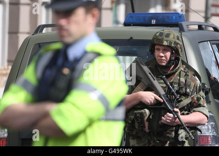 Une photo d'un soldat irlandais et d'un Garda dans le centre-ville de Dublin. Banque D'Images