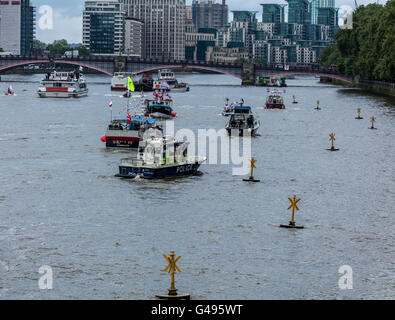 Les bateaux de pêche qui protestaient sur la Tamise à l'extérieur du Parlement à Londres avec pont de Lambeth dans la distance Banque D'Images