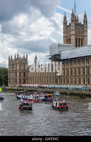 Les bateaux de pêche à l'extérieur du Parlement de Westminster à Londres organisé par Nigel Farage pour protester pour voter laisser Banque D'Images