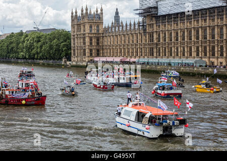 Les bateaux de pêche qui protestaient devant le Parlement sur la Tamise à Londres dans le cadre de la flottille de Nigel Farage Banque D'Images