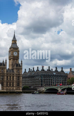 Bateaux de pêche sur la Tamise par le pont de Westminster devant les Chambres du Parlement et Big Ben. Banque D'Images