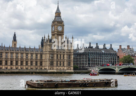 Des bateaux de pêche à Westminster et les chambres du Parlement dans le cadre de l'Nigel Farage Vote Laisser protester Banque D'Images