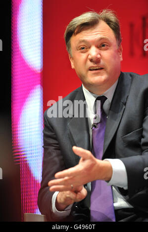 Ed Balls, chancelier de l'ombre, s'adresse au congrès annuel de l'Institut des directeurs à l'O2 Arena de Londres. Banque D'Images