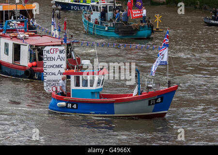 Les bateaux de pêche qui protestaient sur la Tamise à Westminster pour soutenir la campagne de laisser voter Banque D'Images