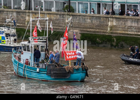 Bateau de pêche de la flottille de bateaux de Nigel Farage au Parlement de Westminster pour protester Banque D'Images