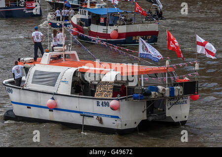 Laisser voter les bateaux de pêche sur la Tamise à Westminster devant les Maisons du Parlement pour protester en faveur de laisser voter Banque D'Images