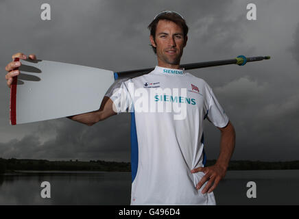 Mark Hunter, le rameur de Grande-Bretagne, lors de l'annonce de l'équipe d'aviron GB à Redgrave et Pinsent Rowing Lake, Caversham. Banque D'Images